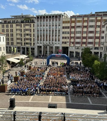 Tanti atleti e atlete, genitori, dirigenti, tecnici e arbitri, tutti insieme in Piazza XX settembre per salutare la stagione appena conclusa!