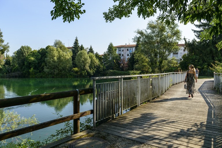 Parco San Carlo_il ponte sul lago